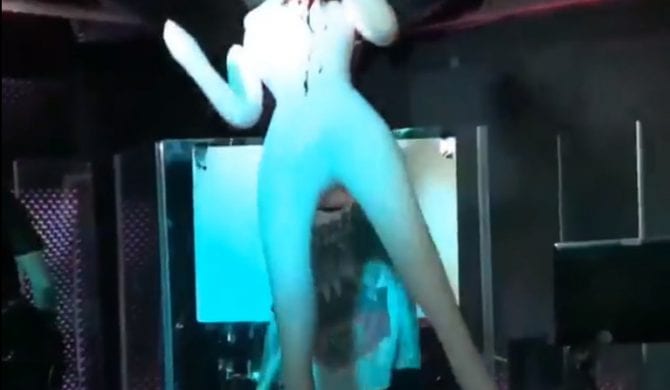 Metalowy zespół morduje lalkę z twarzą J. Kaczyńskiego