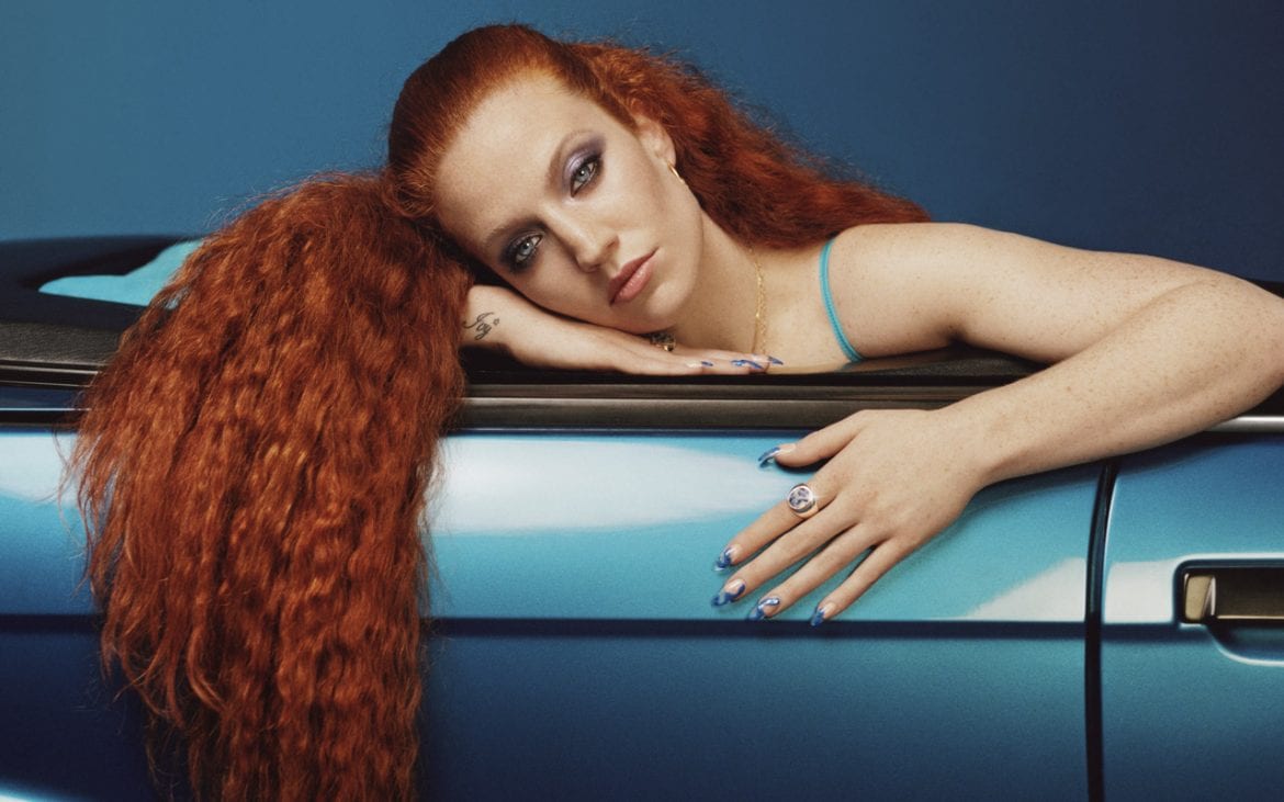 Jess Glynne i „Hold My Hand” hitem lata na TikToku dzięki viralowemu memowi Jet2 Holidays
