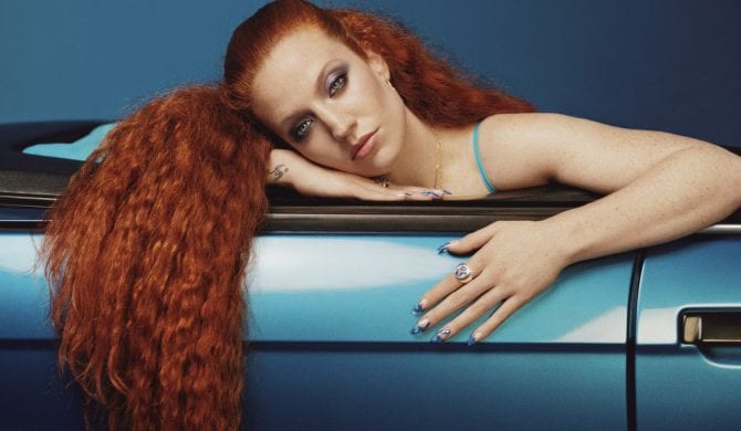 Jess Glynne i „Hold My Hand” hitem lata na TikToku dzięki viralowemu memowi Jet2 Holidays