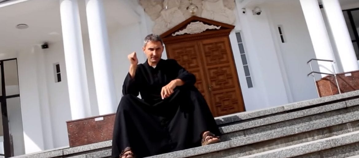 Rapujący ksiądz przerabia numer Hemp Gru