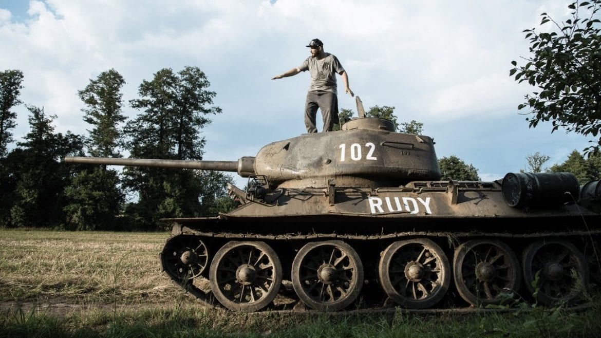 O.S.T.R. jeździ czołgiem – kulisy nowego teledysku