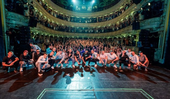 Rapowa czołówka na scenie teatru – zdjęcia z finału Projektu Tymczasem