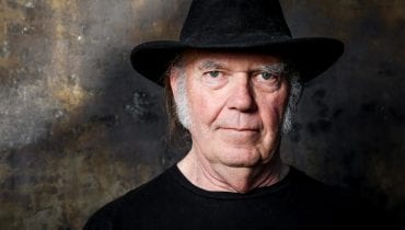 Neil Young atakuje Donalda Trumpa oraz Zuckerberga, Bezosa i Muska w nowym teledysku „As Time Explodes”