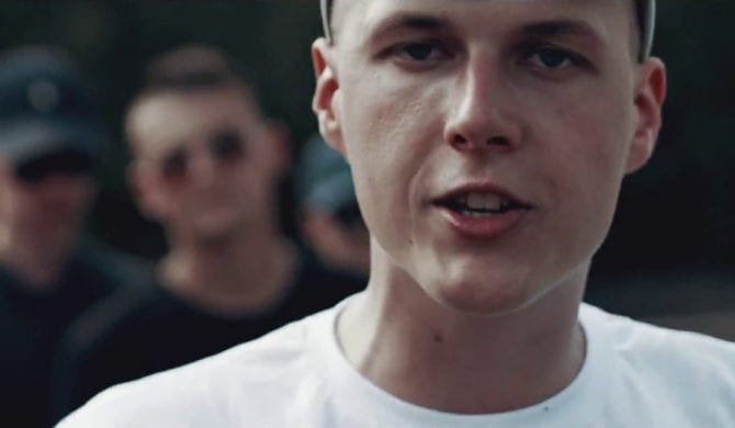 Popularny lektor interpretuje teksty Pokahontaz, Łony i Szpaka