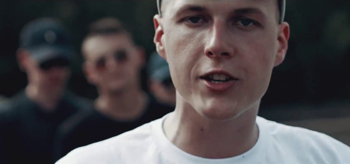 Popularny lektor interpretuje teksty Pokahontaz, Łony i Szpaka