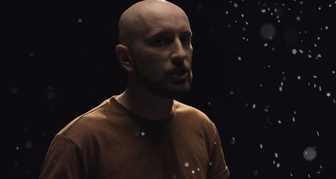 Małpa prezentuje nowy kawałek i klip promujący „BLUR”