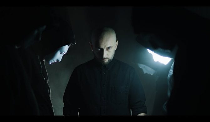 Małpa z nowym singlem i klipem promującym „BLUR”. Gościnnie Ras