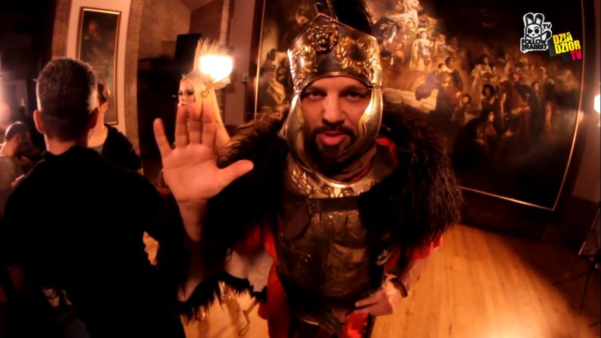 donGURALesko z kamerą na planie klipu Donatana