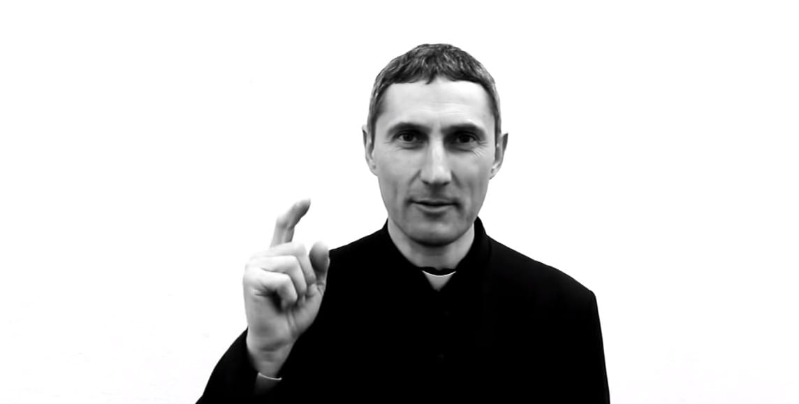 Ks. Adam Anuszkiewicz przerabia „Mojego ziomka” Ganja Mafii