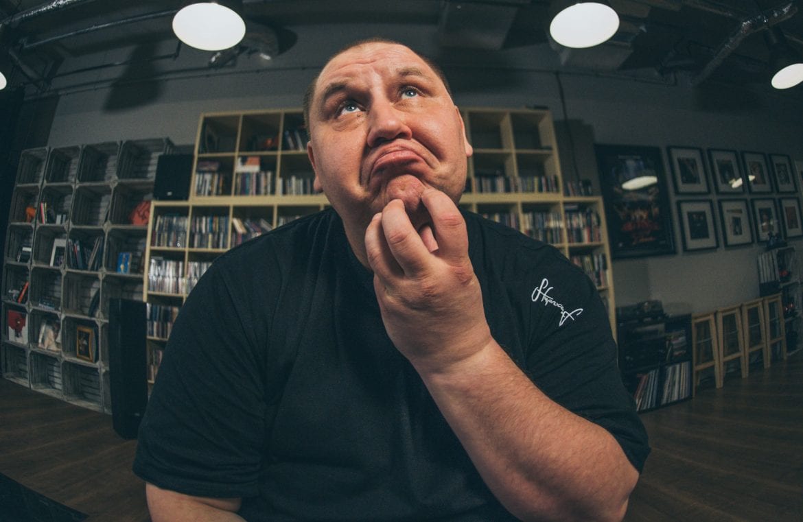 Wini przeprasza Tedego, nazywa go aroganckim dupkiem i zapewnia, że zawsze może do niego podbić