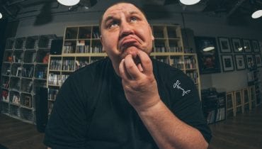 Wini przeprasza Tedego, nazywa go aroganckim dupkiem i zapewnia, że zawsze może do niego podbić