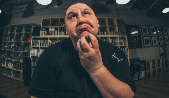 Wini przeprasza Tedego, nazywa go aroganckim dupkiem i zapewnia, że zawsze może do niego podbić