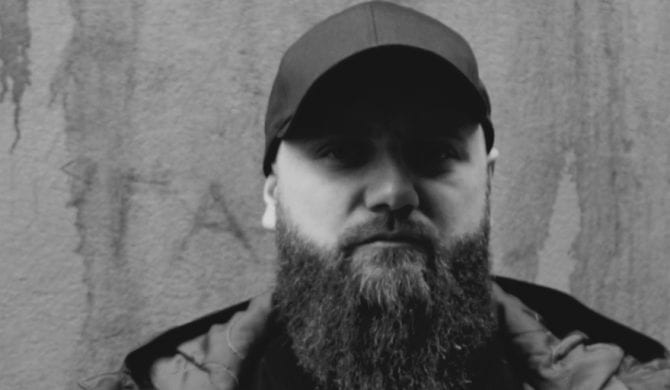 Pork Pores Porkinson i jego nietypowy gość w singlu „Daj mi prąd” (wideo)