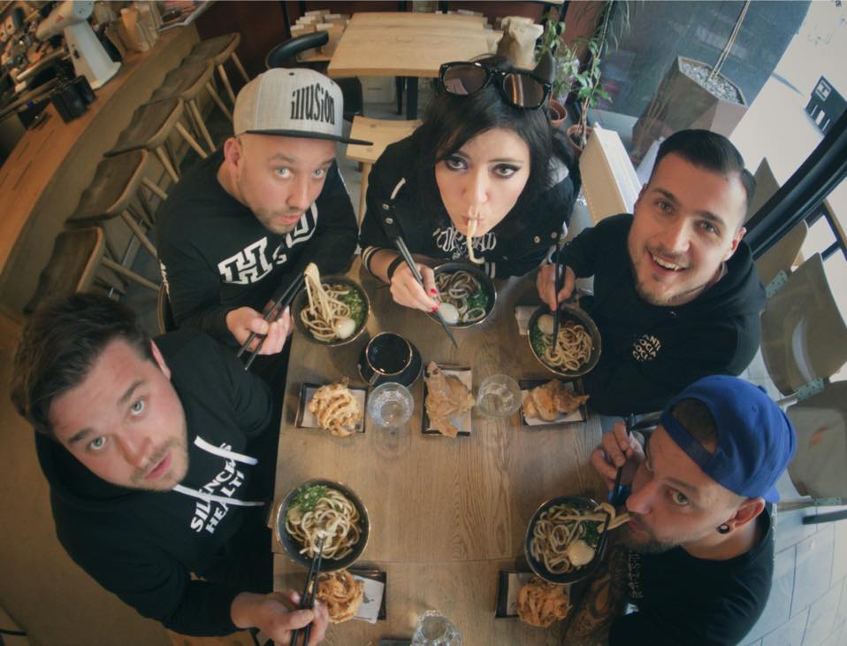 Grupa CF98 promuje epkę „Rotten to the Core” klipem i koncertami