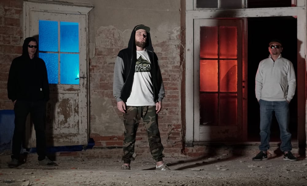 Tadek w nowym singlu formacji Jahbestin