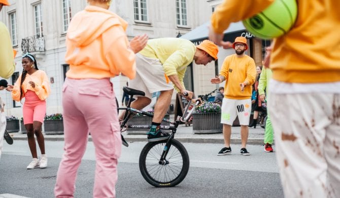 Modowy performance na ulicach Warszawy