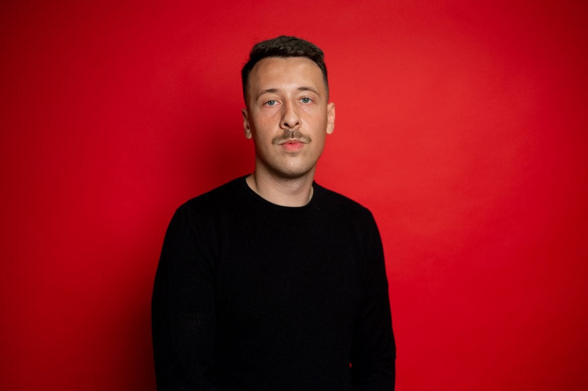 Avi zniesmaczony zachowaniem Ostrego