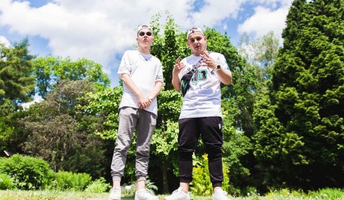 Kobik w nowym singlu i klipie Wiatra