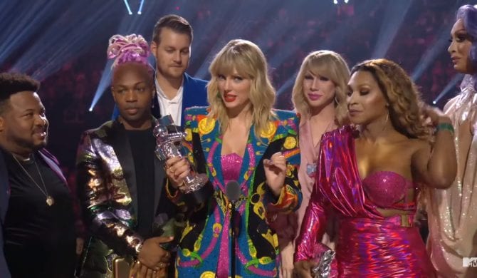 John Travolta pomylił Taylor Swift z drag queen