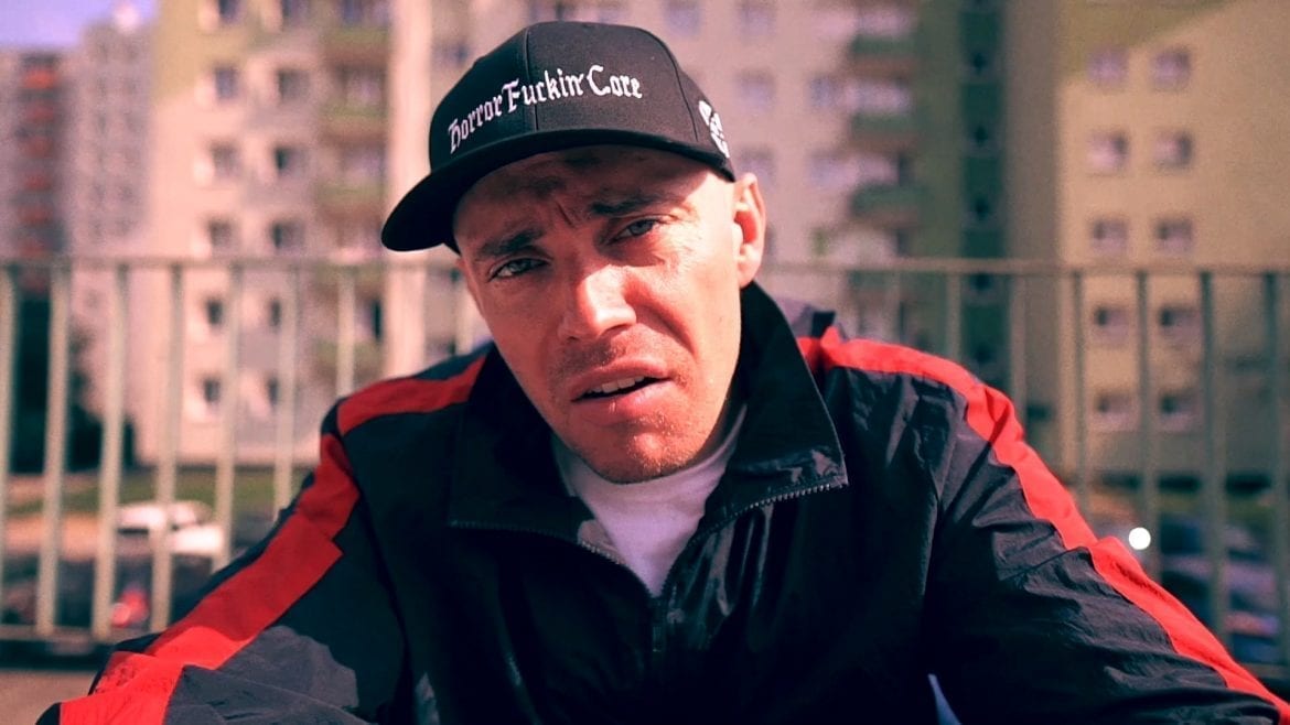 Słoń promuje popularną grę wideo nowym singlem i klipem