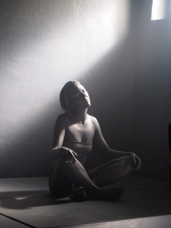 Ptakova w nowym hipnotyzującym klipie. Zobacz teledysk „Kastaniety” i zdjęcia z planu