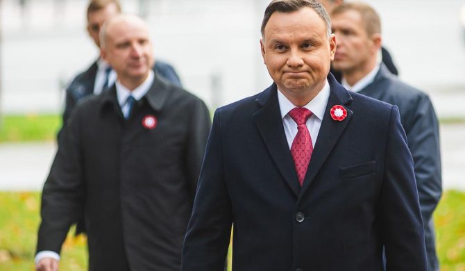 Andrzej Duda wręcza nominacje generalskie oficerom policji, a w tle… „Ni**as in Paris”