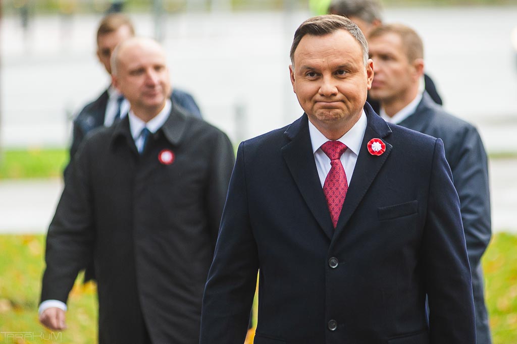 Andrzej Duda wręcza nominacje generalskie oficerom policji, a w tle… „Ni**as in Paris”
