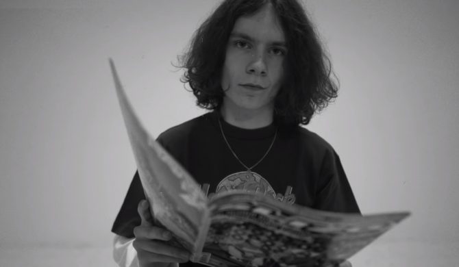 schafter i Oki w singlu „cirque du soleil”