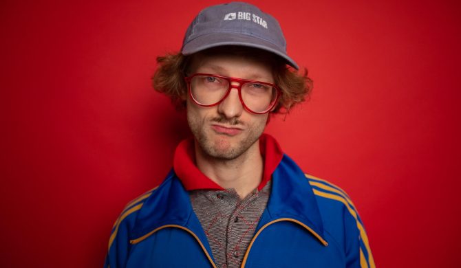 Adi Nowak produkuje i sprzedaje świeczki