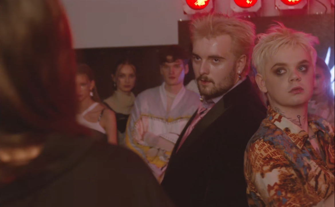 Bedoes w roli projektanta mody lat 90-tych