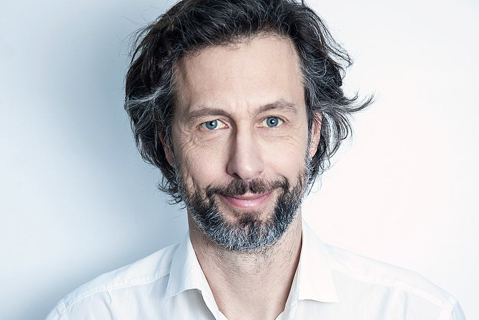 Szymon Majewski wers po wersie „tłumaczy” „Patointeligencję” Maty