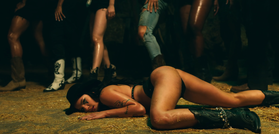 Naga Halsey wije się na sianie, w klipie do „You Should Be Sad”