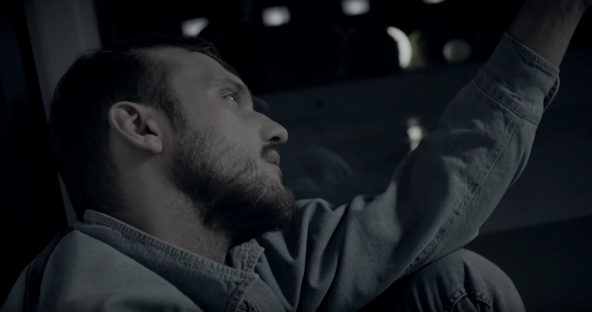 Kartky w najnowszym klipie Kacpra HTA