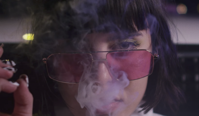 Pezet pokazuje swoje zajawki w teledysku „Magenta”