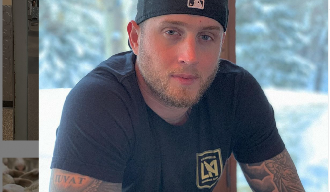 Syn Toma Hanksa rapuje z jamajskim akcentem na czerwonym dywanie Złotych Globów