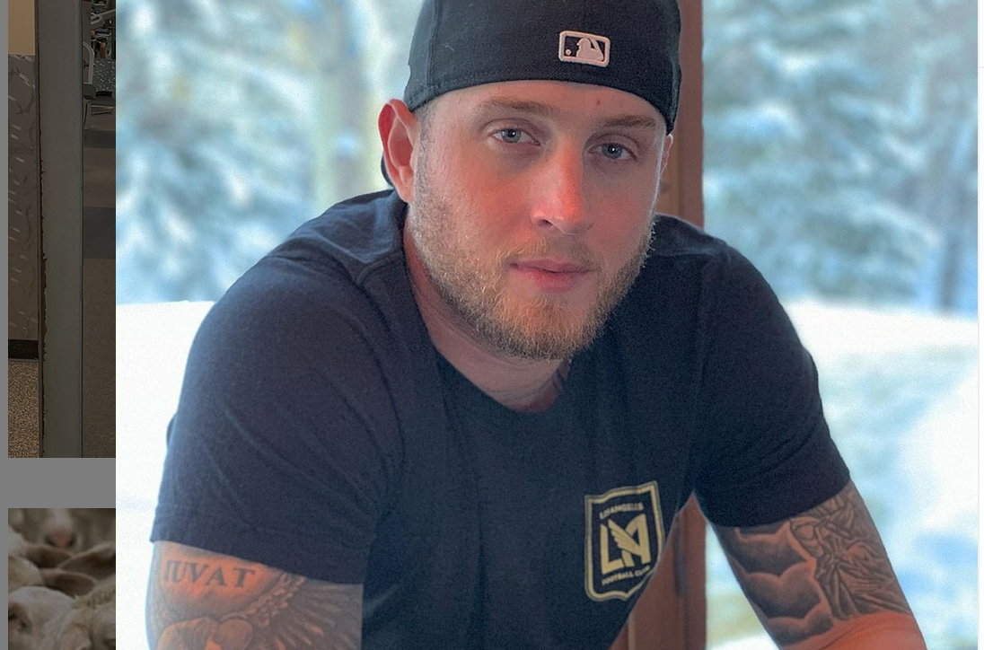 Syn Toma Hanksa rapuje z jamajskim akcentem na czerwonym dywanie Złotych Globów