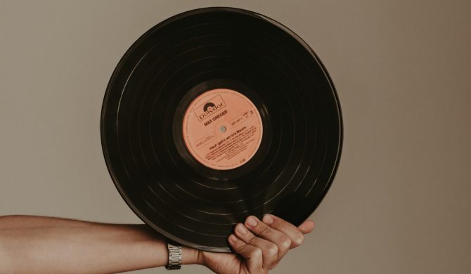 Kto na szczycie 10 najlepiej sprzedających się winyli dekady?