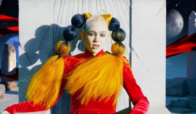 Wiele osób uważa, że Elon Musk użył nazistowskiego gestu. Grimes komentuje