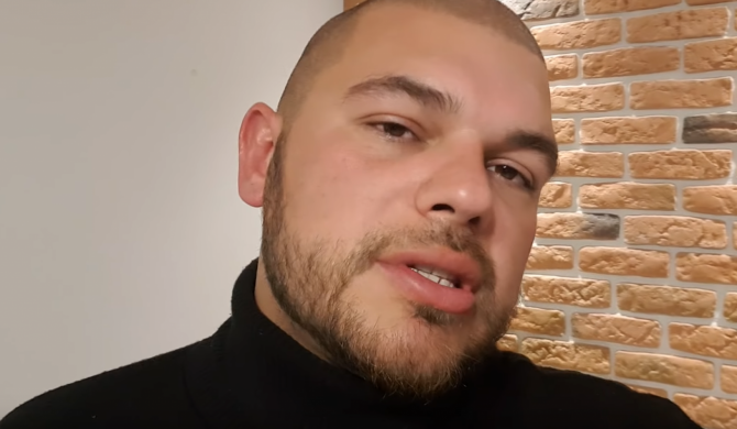 Tau: Byłem DDA. Uciekałem w używki, depresję, seks, alkohol i pornografię