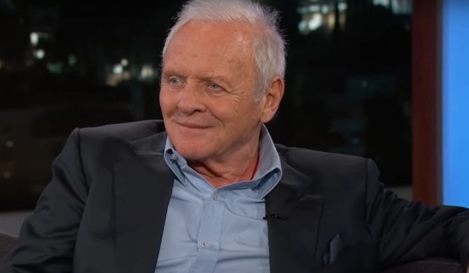 Anthony Hopkins gra na fortepianie dla…