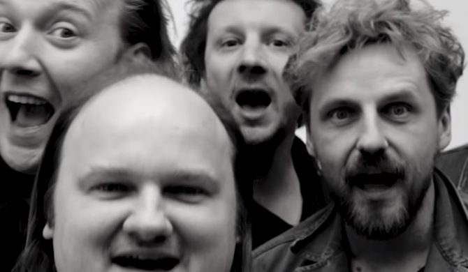 Paweł Domagała i koledzy z planów filmowych w klipie do „Ja tak umiem”