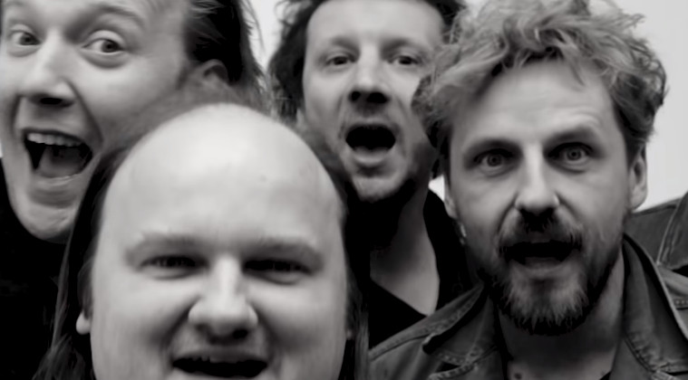 Paweł Domagała i koledzy z planów filmowych w klipie do „Ja tak umiem”