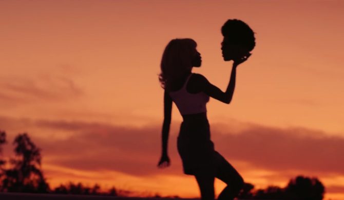 The Weeknd traci głowę w nowym klipie