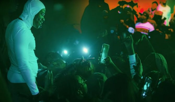 Raper najpierw uderzył kobietę przed koncertem, a teraz straszy ją adwokatem