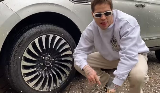 Pete Davidson parodiuje Drake’a i Andre 3000 w Saturday Night Live