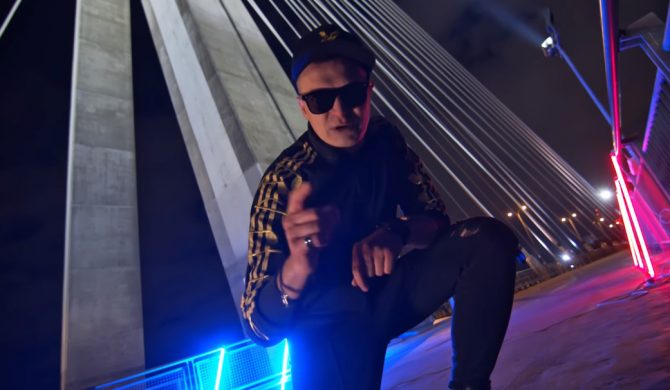 „Nie mogłem się silić na ambitne rapsy, bo nie jestem Sokół i nie jestem czarny” – wokalista Nocnego Kochanka włącza się w Hot 16 Challenge 2