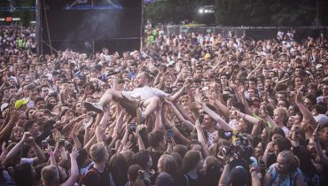 Milion na szesnastkach – Norbi, Klocuch, Gonciarz i raperzy walczą o pieniądze na szczytny cel