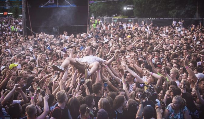 Milion na szesnastkach – Norbi, Klocuch, Gonciarz i raperzy walczą o pieniądze na szczytny cel