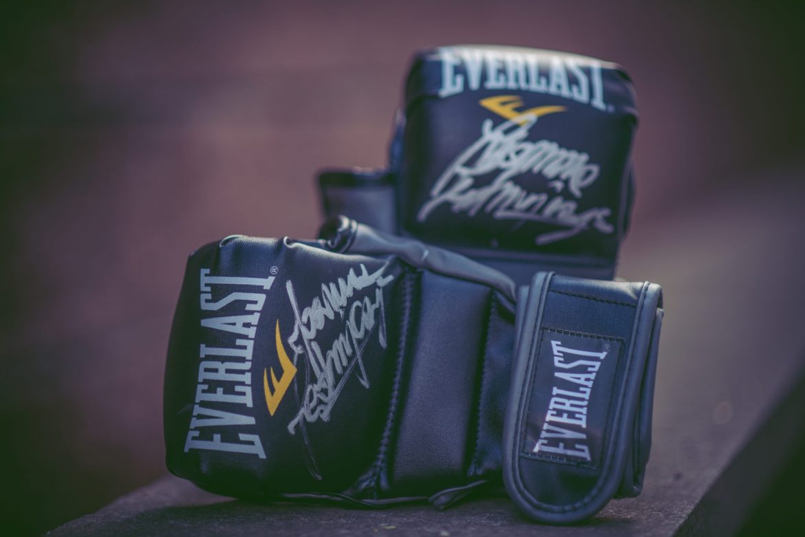 #HOT16CHALLENGE2 – wspieramy akcję Solara – rękawice z autografem JJ na aukcji