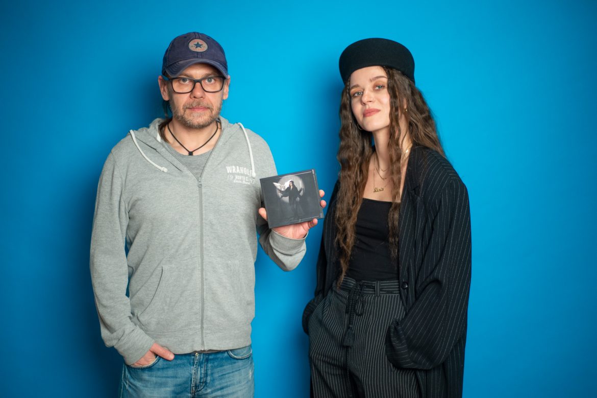 „Zdaję sobie sprawę, że dzisiaj rzadko się zdarza, żeby ktoś miał czas i chęć słuchania płyty jako jednej opowieści” – Kasia Lins gościem Artura Rawicza